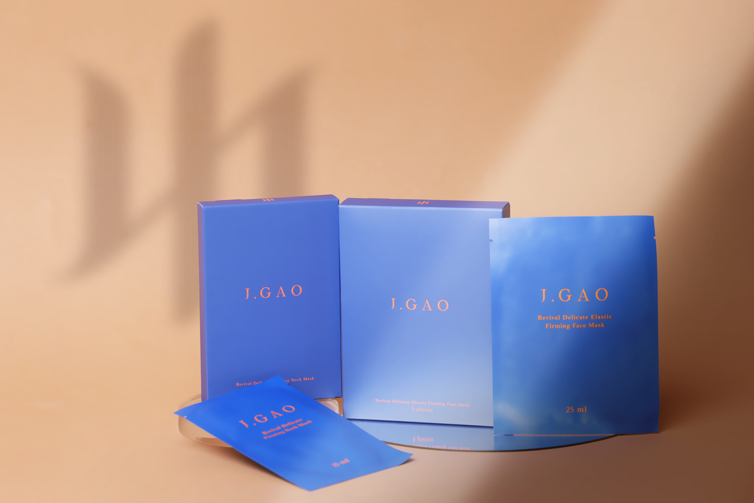 高宇蓁自創的保養品牌J.GAO 推出塗鴉藝術家COLASA聯名限量禮盒